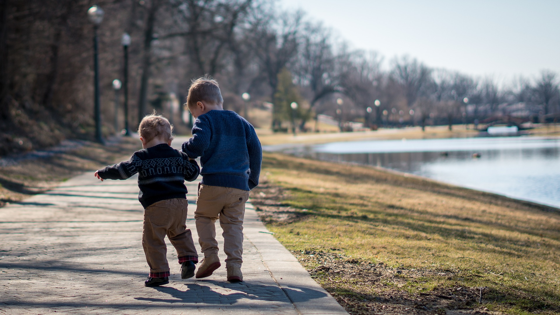 Juin 2022, États-Unis: Pour les enfants en famille d’accueil, les proches parents peuvent faire toute la différence - le système de prise en charge américain devrait s’efforcer de garder davantage d’enfants avec leurs familles